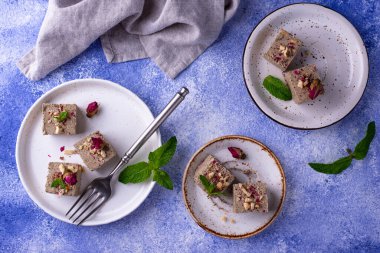 Gül yapraklı ve fındıklı helva..