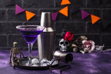 Cadılar Bayramı mor lavantalı Margarita kokteyli.