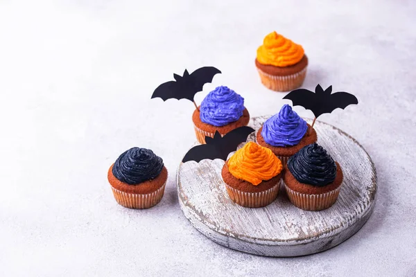 Cupcakes Halloween avec crème de couleur — Photo