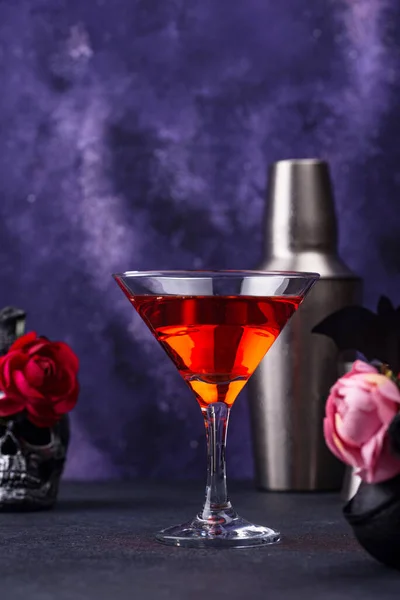 Cocktail martini Halloween su sfondo viola — Foto Stock