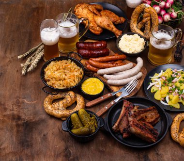 Bira, simit ve sosisli Ekim Festivali yemekleri.