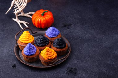 Renkli kremalı Cadılar Bayramı kekleri