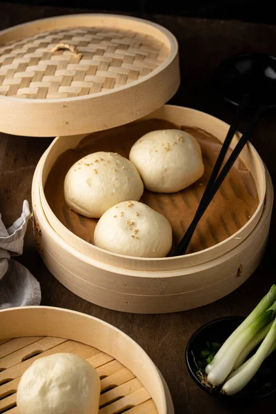 Chinesische gedämpfte Brötchen baozi mit Dampfer — Stockfoto