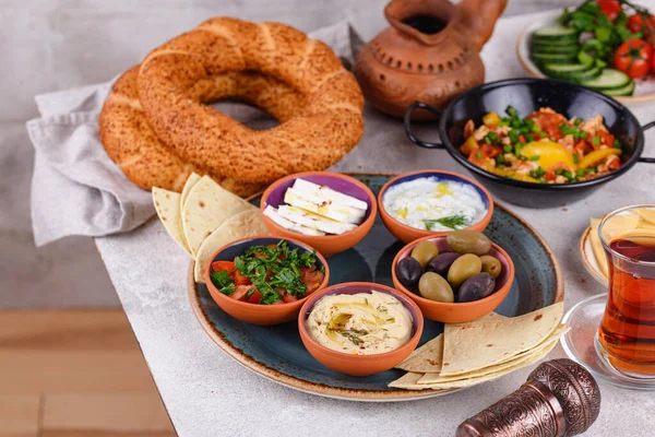 Traditionelles türkisches Frühstück mit Meze und Simit — Stockfoto