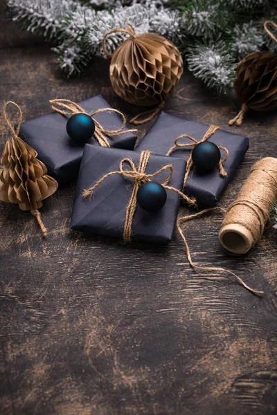 파란 종이에 새겨진 크리스마스 선물 상자 — 스톡 사진