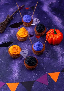 Renkli kremalı Cadılar Bayramı kekleri