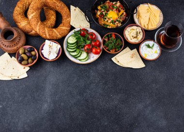 Meze ve simit ile geleneksel Türk kahvaltısı