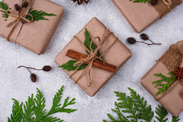 Cajas de regalo de Navidad en papel artesanal — Foto de Stock