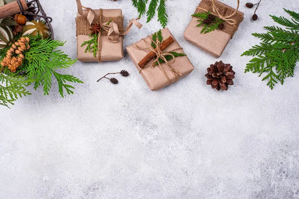 Cajas de regalo de Navidad en papel artesanal — Foto de Stock