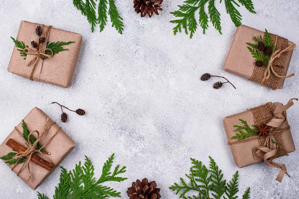 Cajas de regalo de Navidad en papel artesanal — Foto de Stock