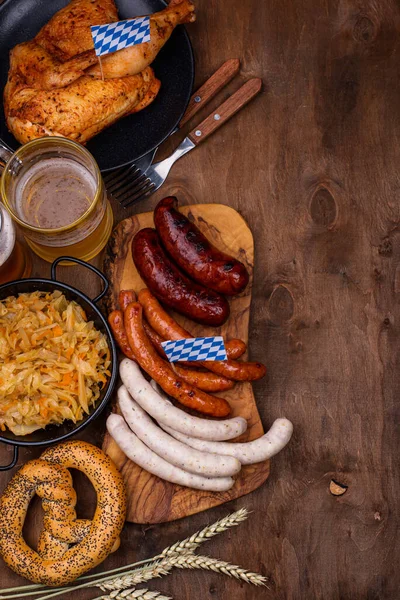 Platos Oktoberfest con cerveza, pretzel y salchicha — Foto de Stock