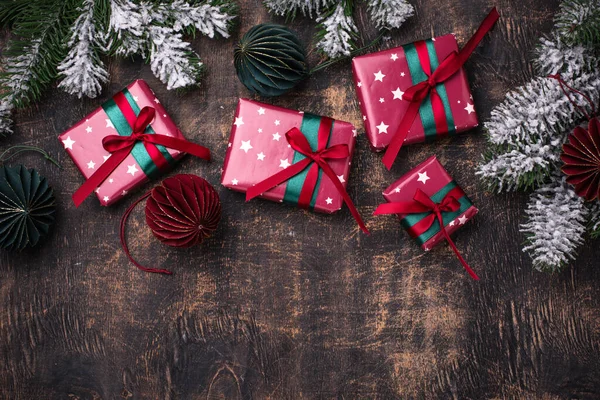 Kırmızı kağıt içinde Noel hediyesi kutuları — Stok fotoğraf