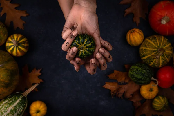 魔女の手でハロウィーンの秋の背景 — ストック写真