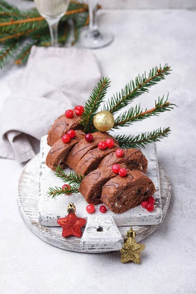 クリームとクリスマスチョコレートロールケーキ — ストック写真