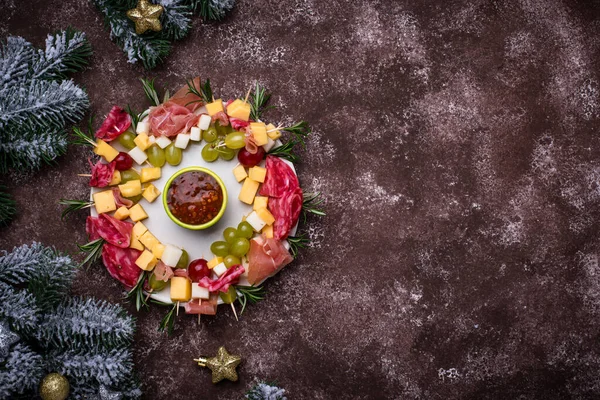 Appetizers in shape of Christmas wreath — Stock Photo, Image