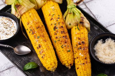 Parmesanlı ızgara mısır koçanı.