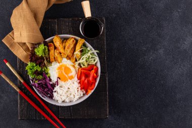 Kore Bibimbap 'ı. Et, pirinç ve salata ile kase