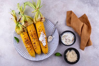 Parmesanlı ızgara mısır koçanı.