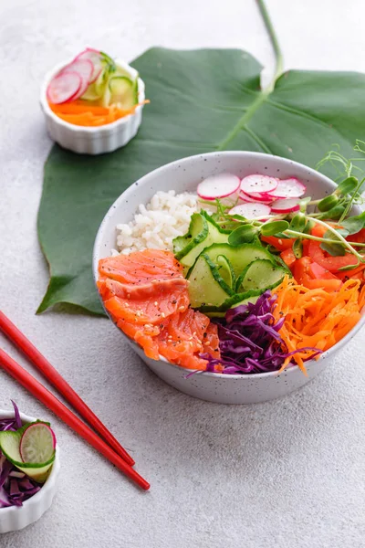 Hawaiiaanse porseleinen kom met zalm, rijst en groenten — Stockfoto