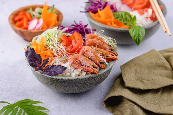 Tazón hawaiano con salmón y camarones — Foto de Stock