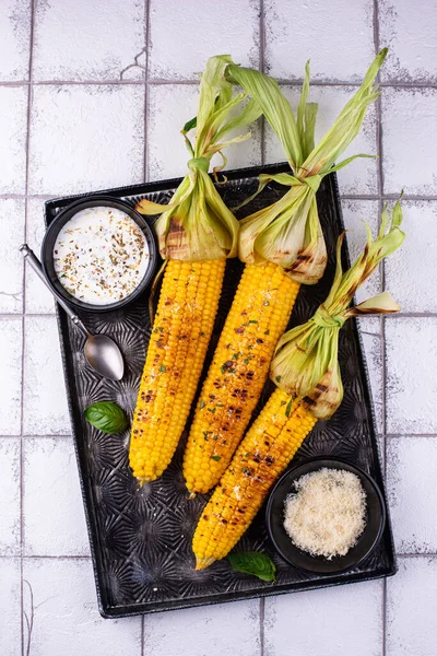 Grilované kukuřičné paličky s parmezánem — Stock fotografie