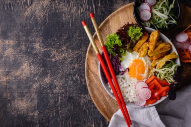 Kore Bibimbap 'ı. Et, pirinç ve salata ile kase