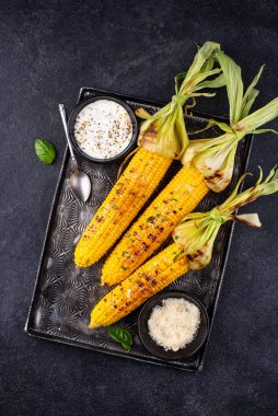 Parmesanlı ızgara mısır koçanı.