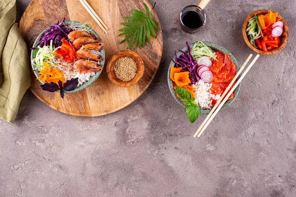 Hawaiiaanse poke bowl met zalm en garnalen — Stockfoto