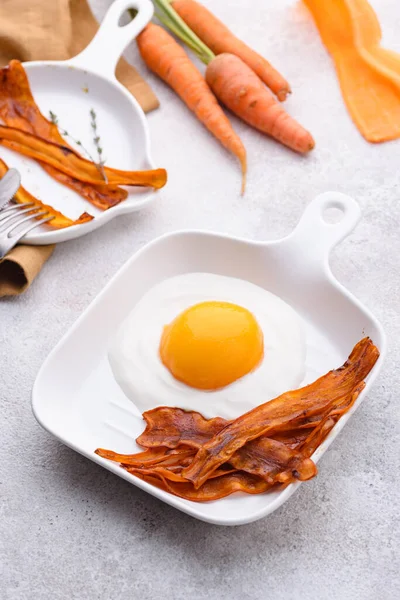 Karottenspeck und Ei aus Pfirsich und Joghurt. — Stockfoto