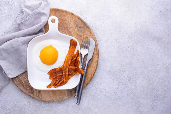 Bekon marchewkowy i jajko z brzoskwini i jogurtu. — Zdjęcie stockowe
