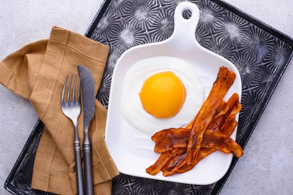 Μπέικον καρότου και αυγό από ροδάκινο και γιαούρτι. — Φωτογραφία Αρχείου