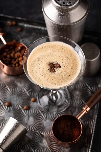 Coquetéis Espresso Martini com grãos de café — Fotografia de Stock