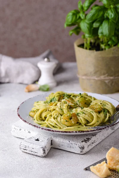 Deliziosa pasta italiana con spinaci — Foto Stock