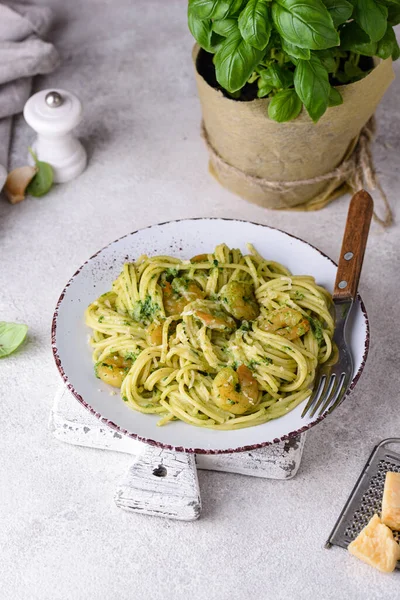 Pasta italiana con spinaci e gamberetti — Foto Stock
