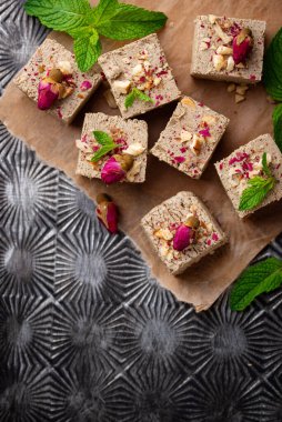 Gül yapraklı ve fındıklı helva..