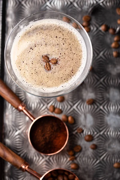 Коктейли Эспрессо Мартини с кофейными зёрнами — стоковое фото