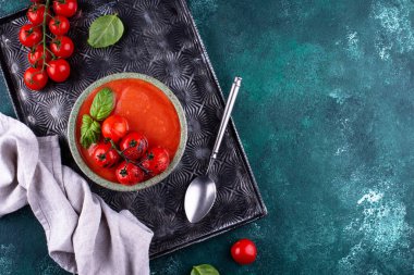 Sağlıklı sebze kremalı domates çorbası.