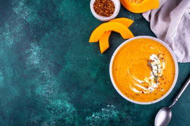 Geleneksel vejetaryen balkabağı kremalı çorba..