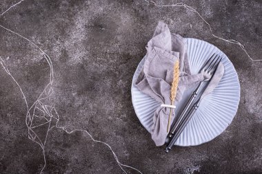 Gri beton arkaplanda tablo ayarı