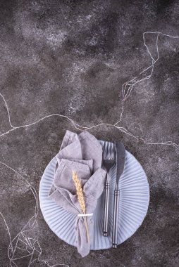 Gri beton arkaplanda tablo ayarı