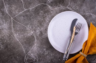 Gri beton arkaplanda tablo ayarı