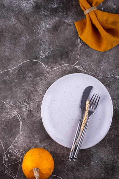 Nakrycie stołu na szarym tle betonu — Zdjęcie stockowe