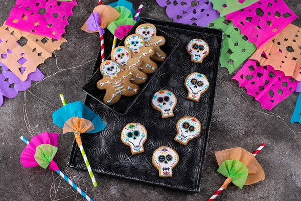 Dag van de Dode koekjes in de vorm van een suikerschedel. — Stockfoto