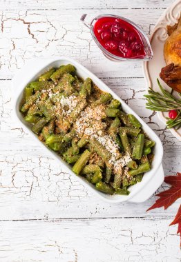 Ekmek kırıntılı yeşil fasulye güveci.