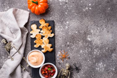 Erkek ve sos şeklinde ekmek.