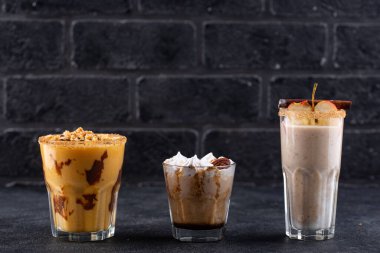 Balkabağı, elma ve cevizli sonbahar smoothie seti.