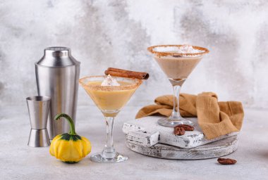 Balkabağı ve cevizli kremalı kokteyl.