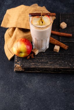 Sonbahar baharatlı elmalı turta püresi