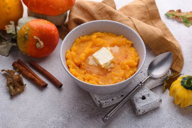 Balkabağı lapası. Geleneksel sonbahar yemeği