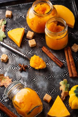 Kavanozda ev yapımı balkabağı reçeli